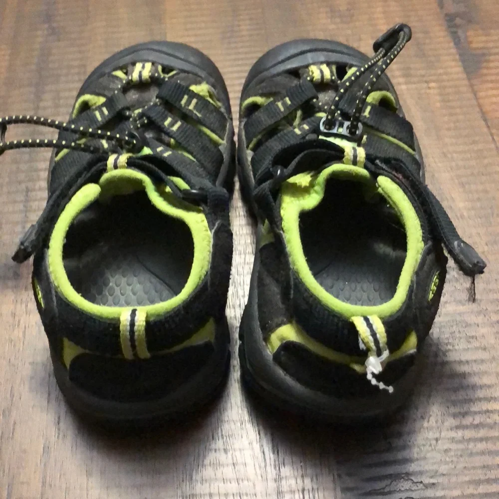 Kids’ size 4 EUC Keens.